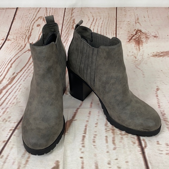 Sam & Libby booties - Picture 1 of 6